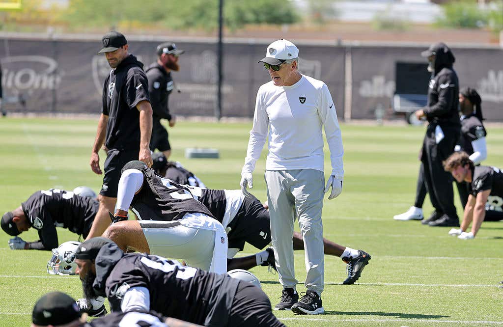 Las Sesiones de Práctica de los Raiders Alcanzan un Nuevo Nivel de Intensidad con Pete Carroll