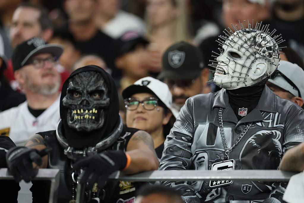 GLENDALE, ARIZONA - AUGUST 23: Fans of the Las Vegas Raiders during the NFL preseason 2025 game at State Farm Stadium on August 23, 2025 in Glendale, Arizona. The Cardinals defeated the Raiders 20-10. (Photo by Christian Petersen/Getty Images)